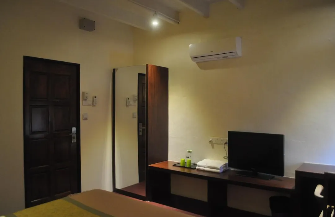 Red Inn Court-1